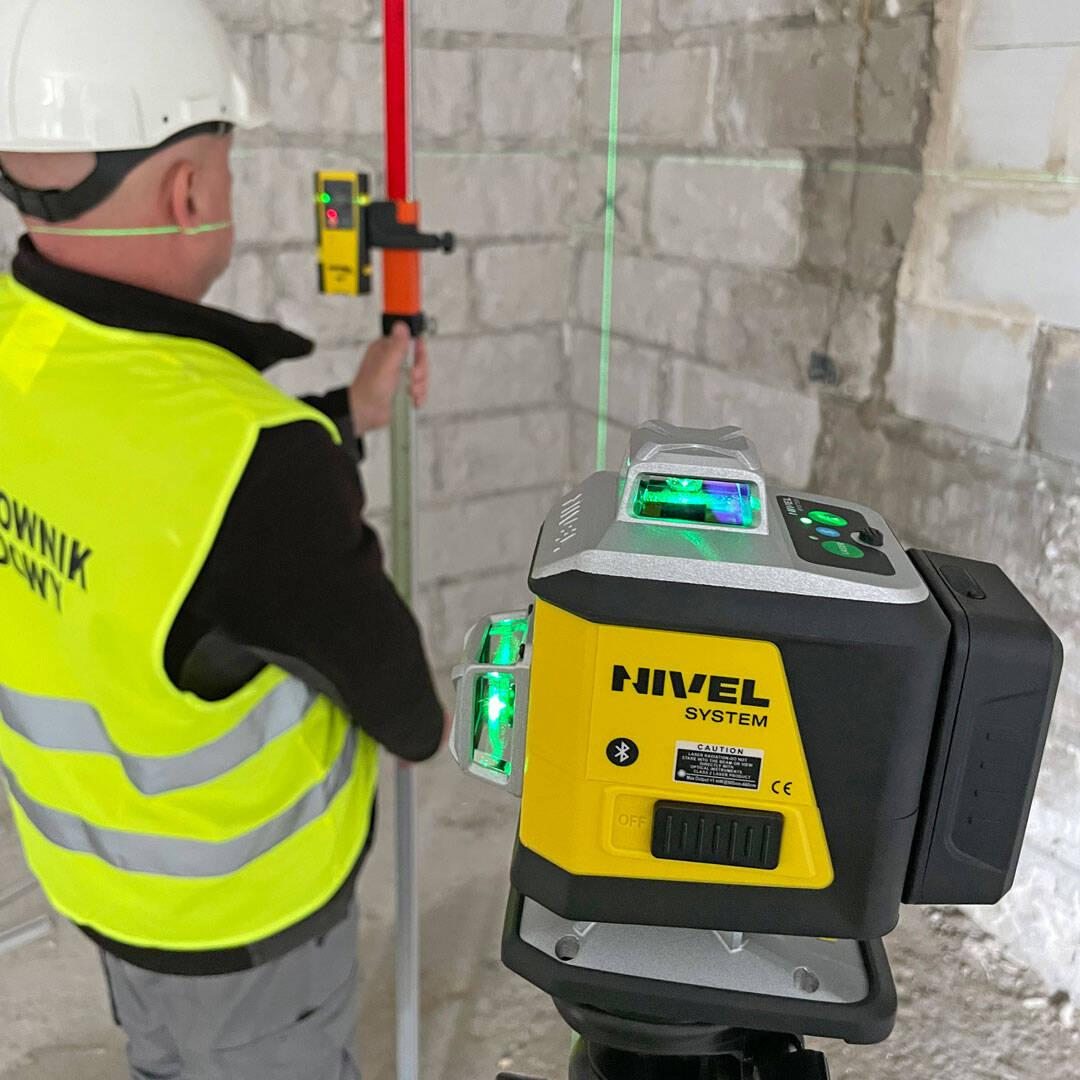 Laser Nivel System a nivelačná lata pri práci v rozostavanom interiéri