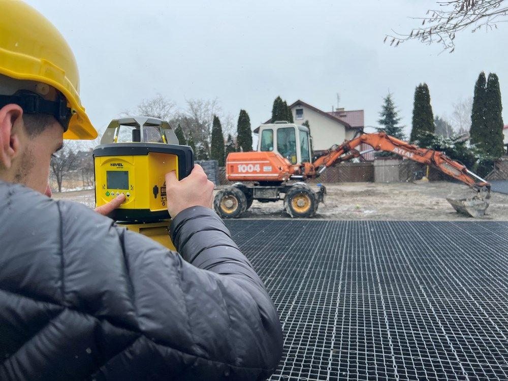 Rotačný laser Nivel System pri nivelácii vonkajšej stavby