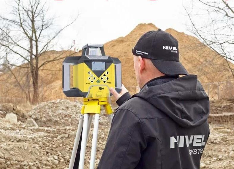 Technik nastavuje rotačný laser Nivel System v teréne