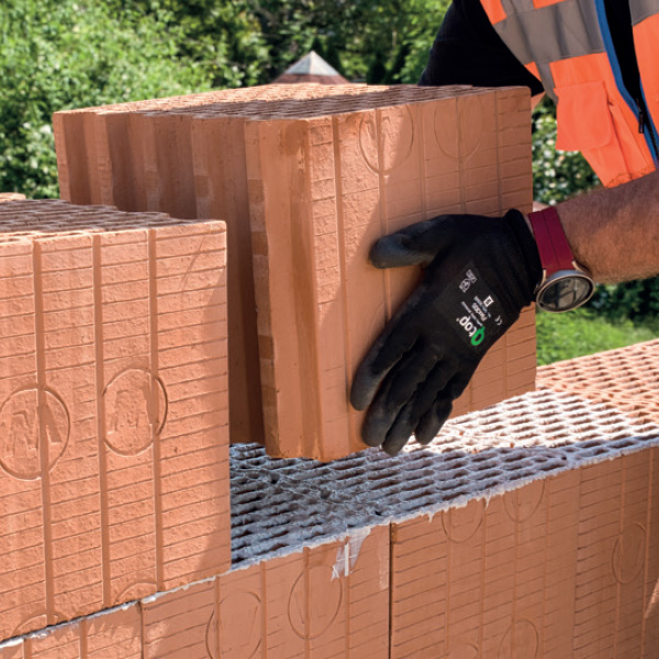 Usazení broušené cihly do lepidla BRICKFIX